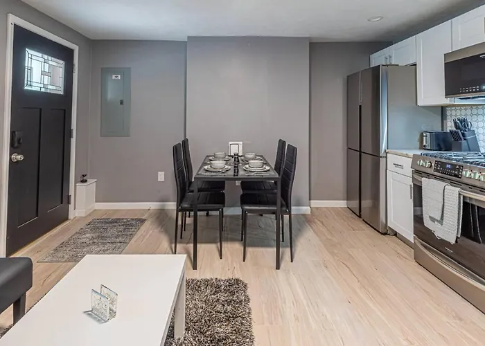 Spacious With Porch Sleeps 6 Near Pitt And Upmc Holiday home Pittsburgh