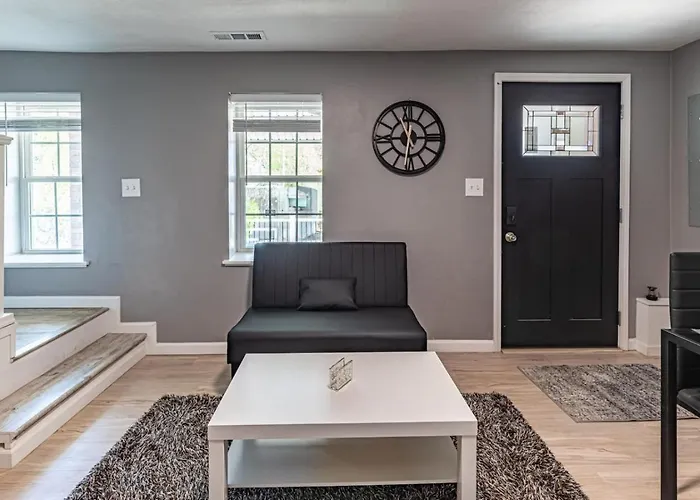 Spacious With Porch Sleeps 6 Near Pitt And Upmc Holiday home Pittsburgh