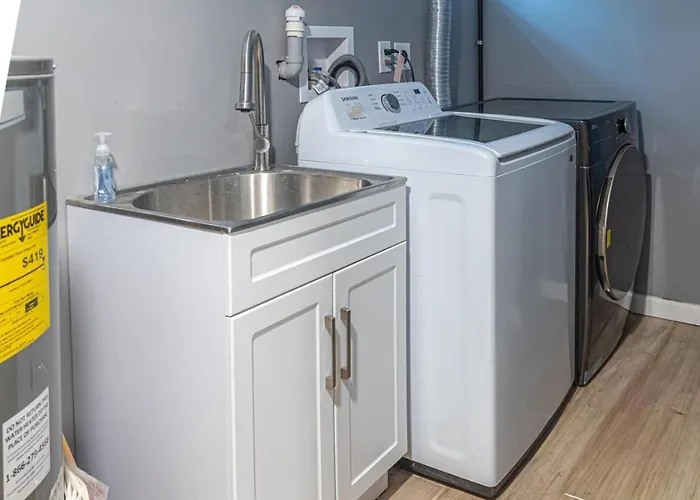Spacious With Porch Sleeps 6 Near Pitt And Upmc Pittsburgh