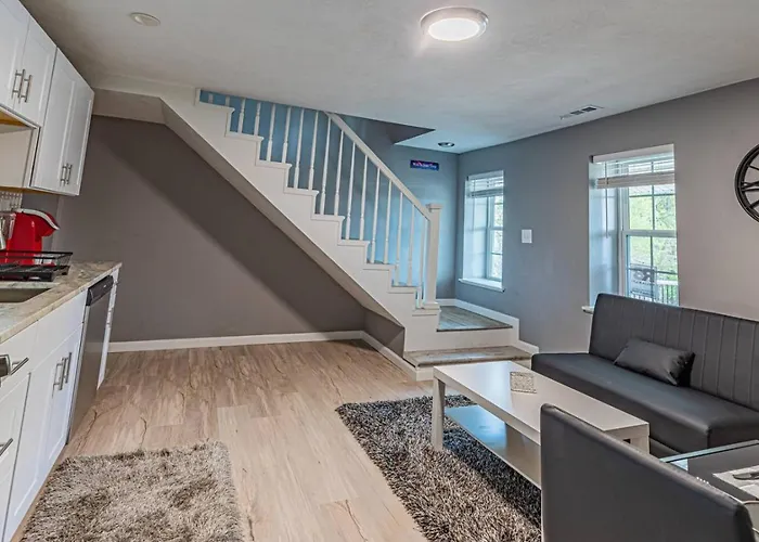 Spacious With Porch Sleeps 6 Near Pitt And Upmc