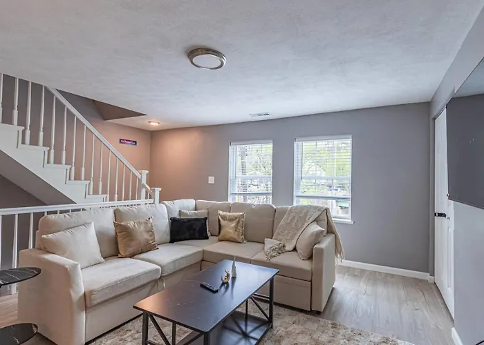 Holiday home Spacious With Porch Sleeps 6 Near Pitt And Upmc