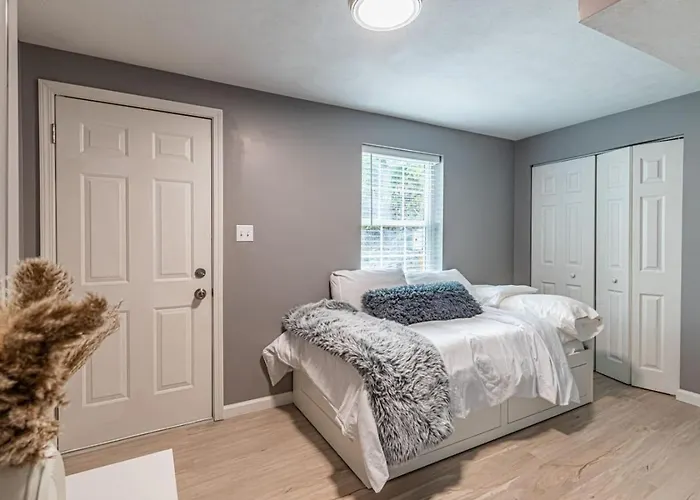 Spacious With Porch Sleeps 6 Near Pitt And Upmc