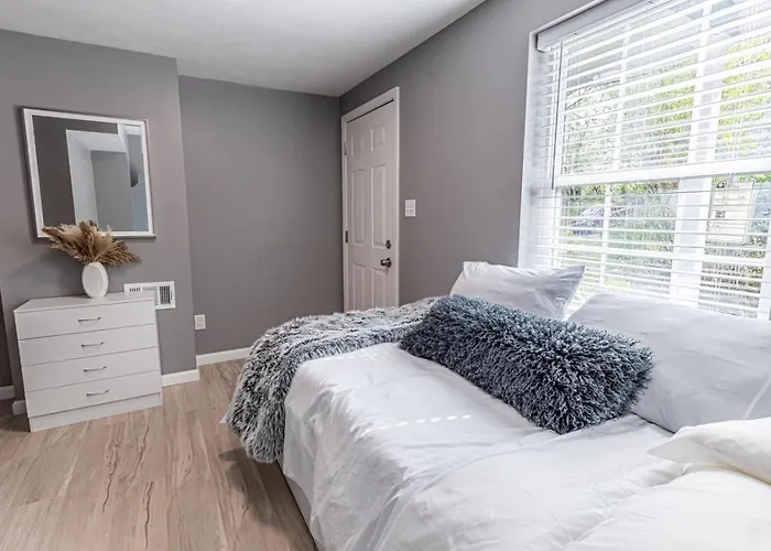 Holiday home Spacious With Porch Sleeps 6 Near Pitt And Upmc