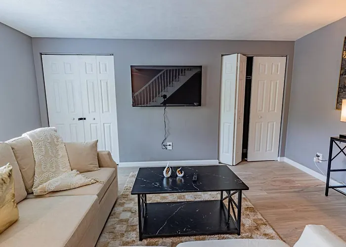 Spacious With Porch Sleeps 6 Near Pitt And Upmc Holiday home Pittsburgh