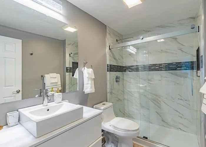 Spacious With Porch Sleeps 6 Near Pitt And Upmc