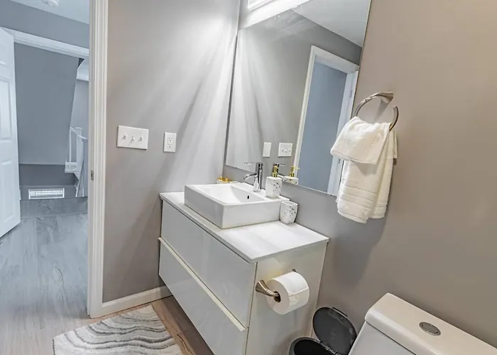 Holiday home Spacious With Porch Sleeps 6 Near Pitt And Upmc Pittsburgh