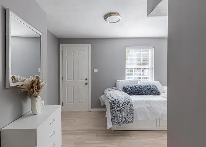 Spacious With Porch Sleeps 6 Near Pitt And Upmc Holiday home Pittsburgh
