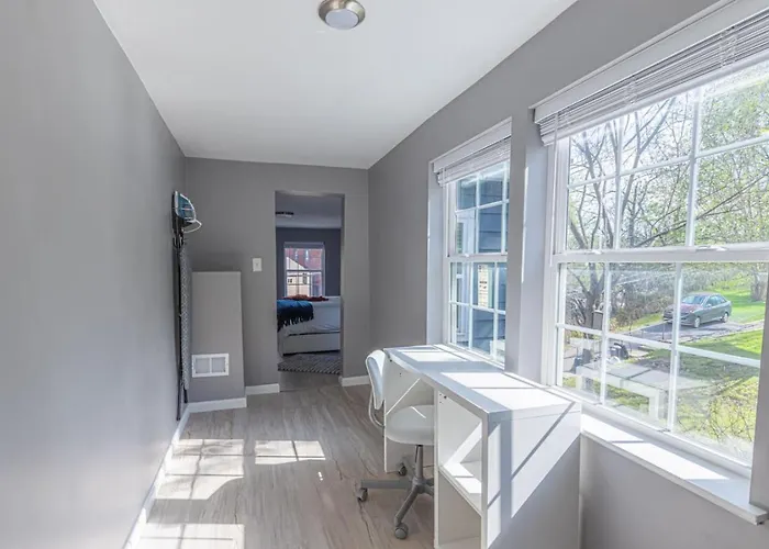 Spacious With Porch Sleeps 6 Near Pitt And Upmc Holiday home Pittsburgh