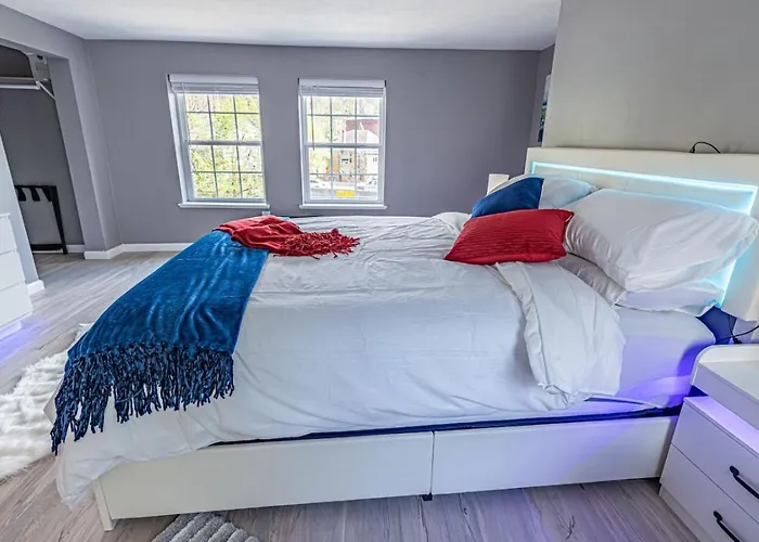Holiday home Spacious With Porch Sleeps 6 Near Pitt And Upmc Pittsburgh
