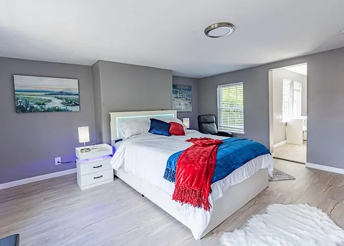 Spacious With Porch Sleeps 6 Near Pitt And Upmc Pittsburgh