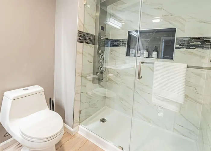 Spacious With Porch Sleeps 6 Near Pitt And Upmc *