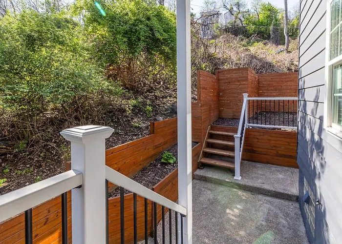 Spacious With Porch Sleeps 6 Near Pitt And Upmc Holiday home *