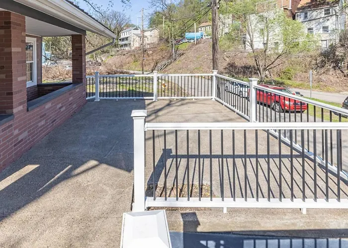 Spacious With Porch Sleeps 6 Near Pitt And Upmc