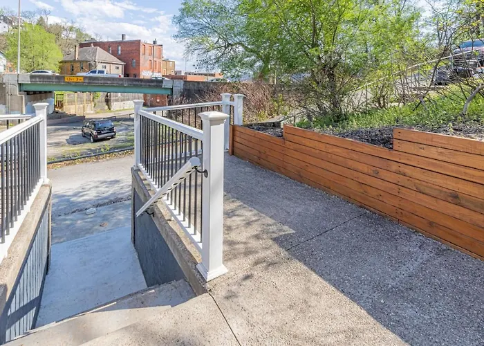 Spacious With Porch Sleeps 6 Near Pitt And Upmc Holiday home Pittsburgh