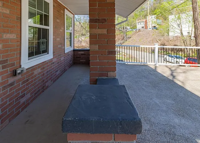 Spacious With Porch Sleeps 6 Near Pitt And Upmc