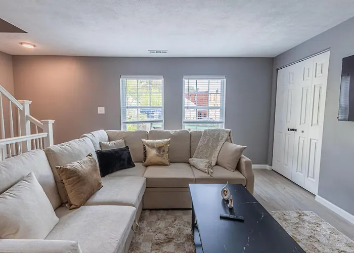 Holiday home Spacious With Porch Sleeps 6 Near Pitt And Upmc Pittsburgh