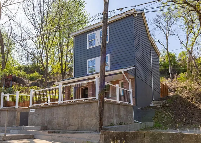 Spacious With Porch Sleeps 6 Near Pitt And Upmc