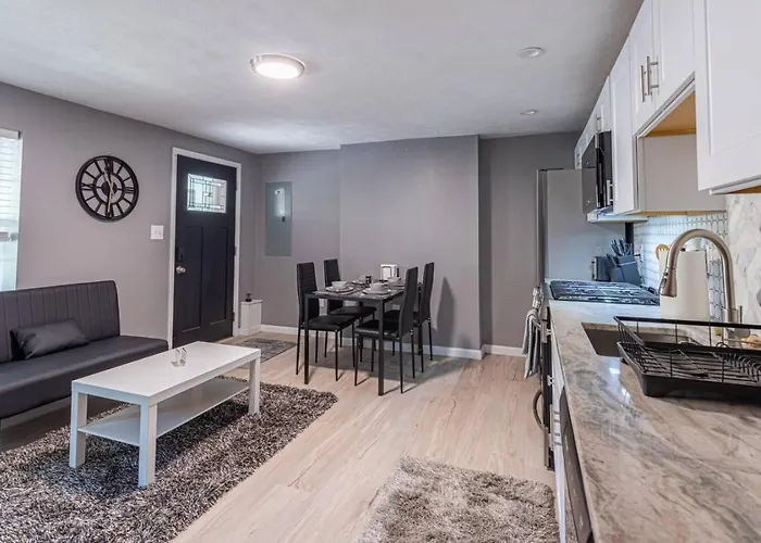 Spacious With Porch Sleeps 6 Near Pitt And Upmc Holiday home